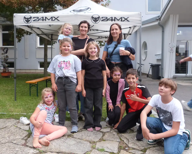 "Ich bin ein Schmetterling!", hörte man beim Deutschkreutzer Dorffest von einem der glücklichen Kinder, bevor sie wieder in die Hüpfburg hüpften.  | Foto: Vanessa Wittmann 