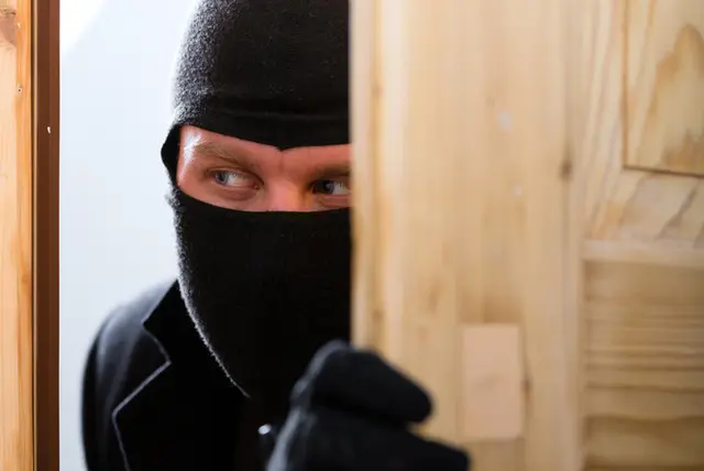 Gegen zwei unbekannte Täter wird seitens des Landeskriminalamts Wien ermittelt: Sie sollen gegen Mittag am Freitag, 12. September, einen betagten Pensionisten brutal verprügelt und ausgeraubt haben.  | Foto: Kzenon/Fotolia
