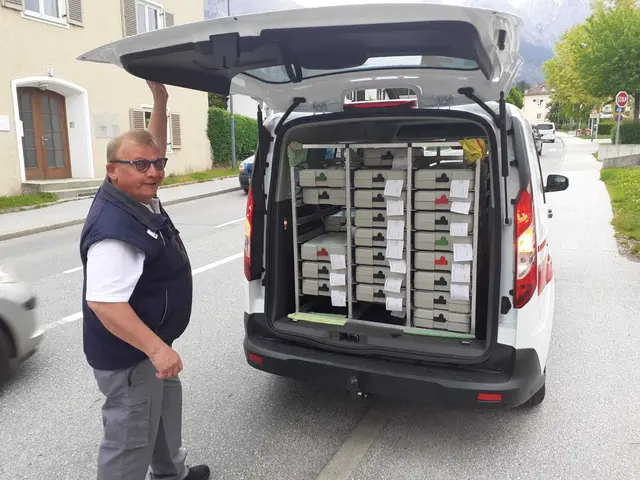 Alex auch einer vom Team der ehrenamtlichen Mitarbeiter | Foto: ÖRK Hall
