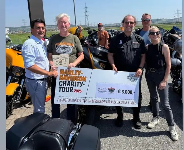 Beim Stopp der Harley-Davidson Charity-Tour in Korneuburg übergaben Bürgermeister Christian Gepp und S.K.L.-Geschäftsführer Martin Schwarz den 3.000 Euro-Spendenscheck an Tourgründer Ferdinand Fischer. | Foto: S.K.L.
