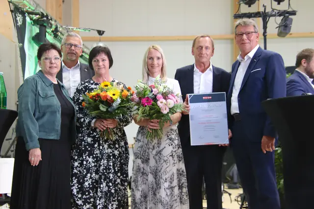 Firmengründer Rudolf Strobl (2. von rechts) und Co-Geschäftsführerin Nina Strobl (3. von rechts) standen im Mittelpunkt des Jubiläumsfestes. | Foto: Martin Wurglits