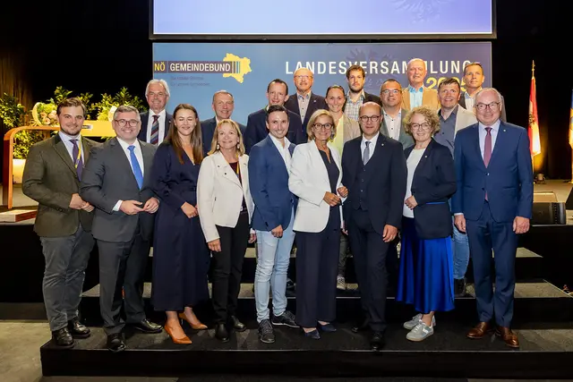Gemeindemandatare des Bezirkes Waidhofen/Thaya gratulierten dem neu gewählten Präsidium des NÖ Gemeindebundes, ganz besonders freuen sie sich über den Dobersberger Bürgermeister Lambert Handl, der zum neuen Vizepräsidenten gewählt wurde. | Foto: VPNÖ