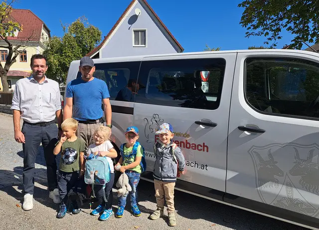 Bürgermeister Andreas Straßer und Bauhof-Mitarbeiter Stefan Haider mit Paul, Valerie, Niklas und Timo vor dem neuen E-Bus, der auch für den Kindergarten-Transport eingesetzt wird. | Foto: Marktgemeinde Echsenbach