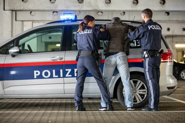 SYMBOLBILD: Mit einem rabiaten 33-Jährigen hatte die Polizei im zehnten Bezirk zu tun: Der Mann bedrohte die Beamten nicht nur mit einem Messer, er legte sich auch noch vor den Streifenwagen auf die Straße.  | Foto: Symbolfoto Polizei