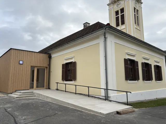 Der Zugang zur Volksschule im Hof ist nun barrierefrei.  | Foto: Elisabeth Kloiber