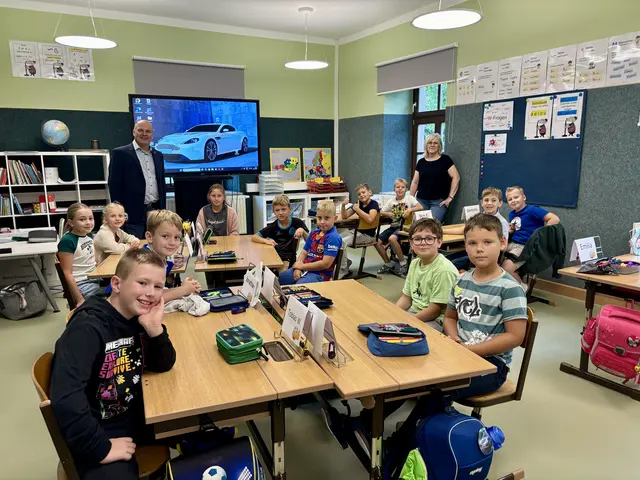 Die Schülerinnen und Schüler fühlen sich in den rundum erneuerten Klassenräumen sehr wohl.  | Foto: Elisabeth Kloiber