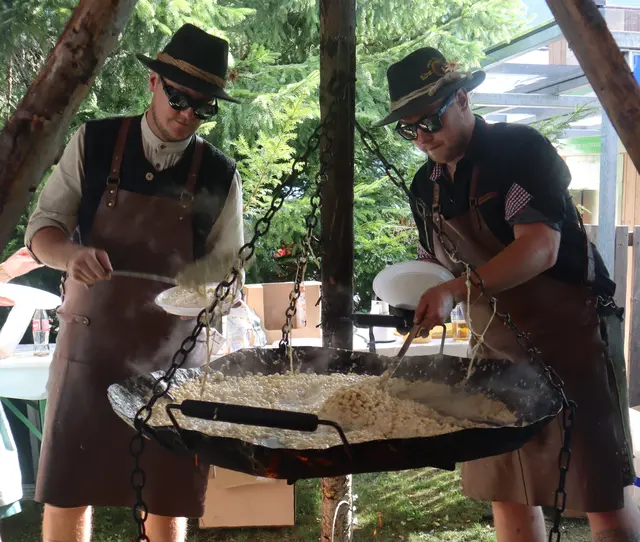 Die beiden Jungbauern mussten mit der großen heißen Pfanne, in der die Kasspatzln angebraten wurden, gekonnt umgehen.  | Foto: Tatschl