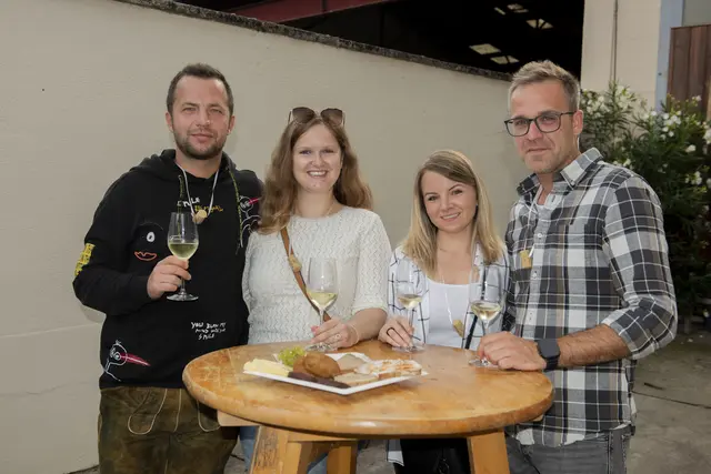 Zusätzlich zum Wein konnten auch zahlreiche andere kulinarische Schmankerl verkostet werden. | Foto: Sophia Braun