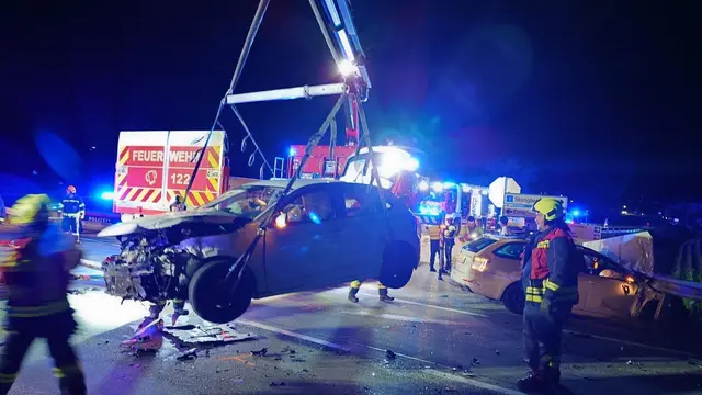 Die Feuerwehr zieht nach einem Verkehrsunfall in St. Valentin ein Auto mit der Seilwinde unter der Leitschiene hervor. | Foto: Bfkdo Amstetten / FF St. Valentin