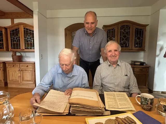 Blättern in Protokollen der Nachkriegszeit: Die Kammersekretäre Peter Neumann (l.)  und sein Nachfolger Markus Reisinger (r.) sowie der aktuelle Kammerobmann im Bezirk Deutschlandsberg Christian Polz. | Foto: MeinBezirk/Susanne Veronik