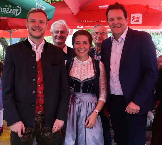 Der Jerzener Bürgermeister Johannes Reinstadler, Sarah Mildner,  Landesrat René Zumtobel, Hansjörg Reinstadler und Reinhard Reinstadler freuten sich über das gelungene Fest (v.l.n.r.,  vorne nach hinten) | Foto: Tatschl