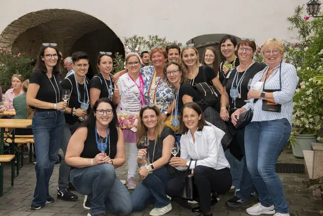 Auch zum Poltern fungierte das Event als perfekter Ort zum gemeinsamen Anstoßen.  | Foto: Sophia Braun