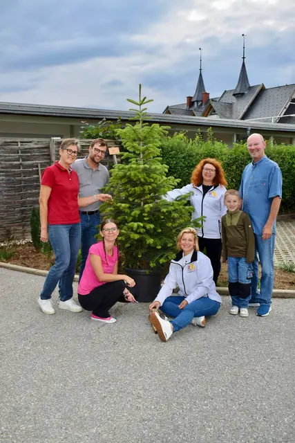 Pflanzten eine Tanne vor dem Amicalis: Marianne und Ernst Hecke, Stephan Scheifinger, Sandra Goldberg, Nicole Tement und Vzbgm. Sabine Jakubzig | Foto: privat