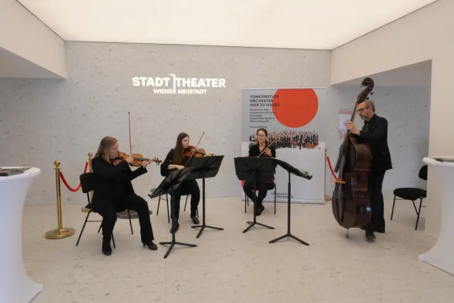 Im Foyer empfingen die Musiker die Gäste. | Foto: Stadttheater Wiener Neustadt