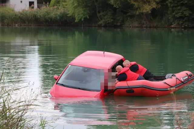 Einsatzkräfte der Feuerwehr retten eine Pensionistin aus einem ins Wasser gestürzten Auto am Badesee in Tulln. | Foto: DOKU NÖ