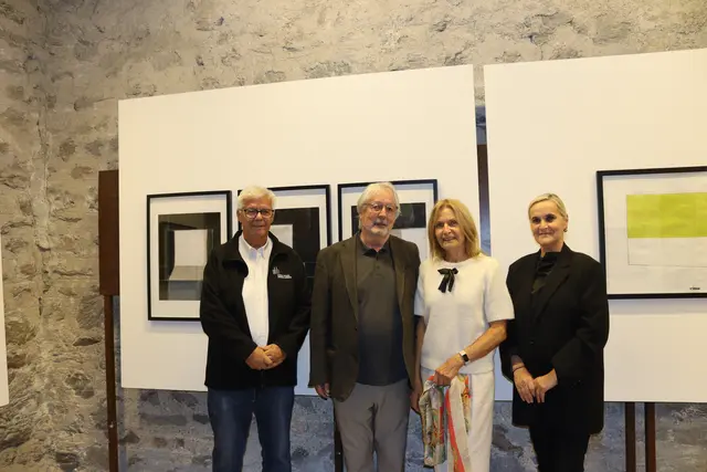 Christian Rudig (Obmann Bezirksmuseumsverein), Künstler Karl Gitterle mit seiner Frau Marlies und Maria Jörg-Fleisch (Bezirksmuseumsverein), (v.l.).  | Foto: Elisabeth Zangerl