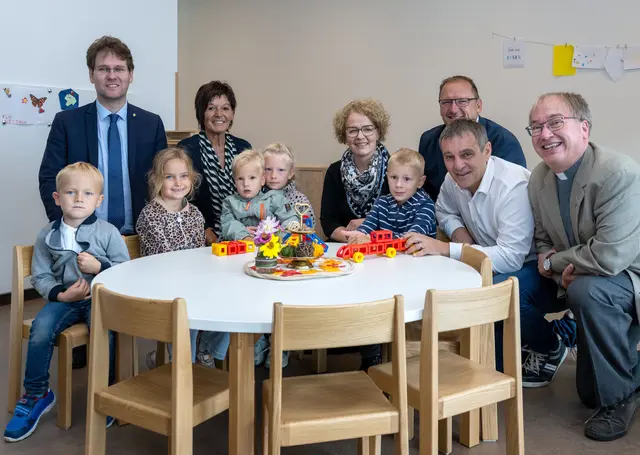 Bezirkshauptmann-Stellvertreter Manuel Höfer, Kindergartenleiterin Waltraud Luger, Familien-Landesrätin Christiane Teschl-Hofmeister, Bürgermeister Christian Lothspieler, Landtagsabgeordnter Anton Erber und Pfarrer Johann Lagler mit Michael, Sarah, Niklas, Sarah und Michael. | Foto: NLK Filzwieser