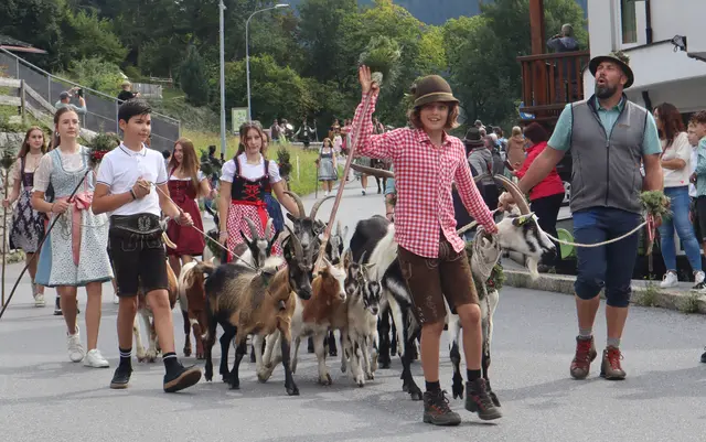 Fröhlich winkte ein junger Ziegenhirte in das zahlreiche Publikum.  | Foto: Tatschl