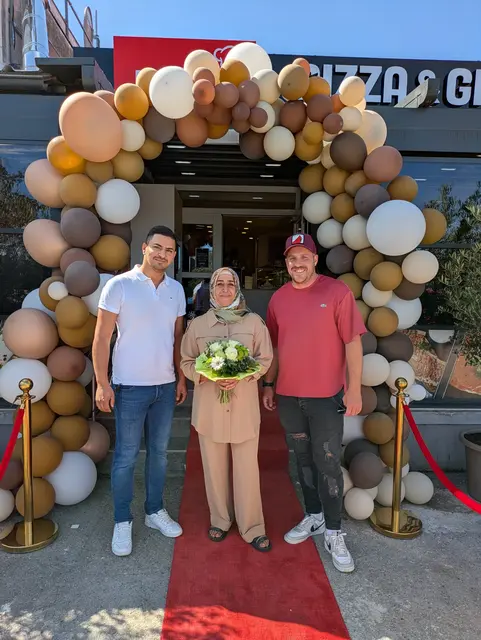 v.l.n.r.: GR Kemal Baydilek, Inhaberin Nilifer Koc, GR Lukas Farnleitner | Foto: Gemeinde Felixdorf
