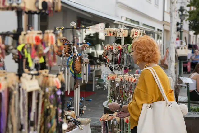 Der Schnäppchenmarkt lud zum Stöbern und Verweilen ein.  | Foto: Sophia Braun