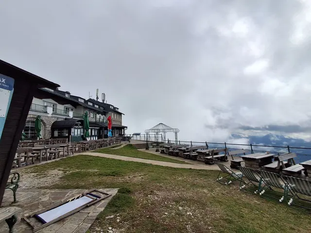 Durch die Wolkendecke durch bin ich gut angekommen und schau mal nach möglichen Wegen