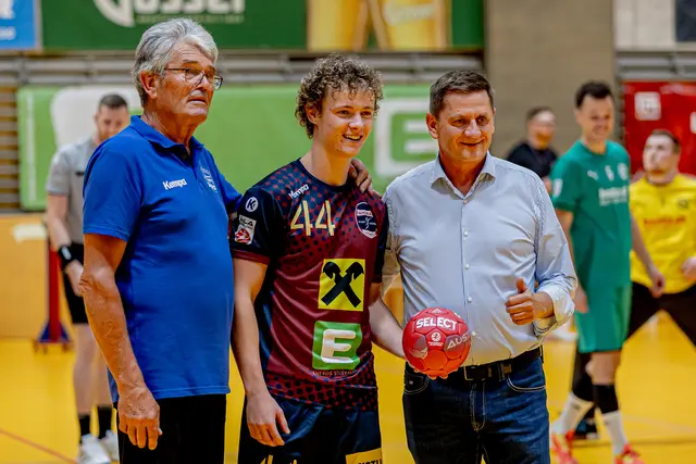 Ballspende durch den Leobener Bürgermeister Kurt Wallner (re.) an Präsident Roberto Pacnik und Kapitän Marian Schweiger | Foto: Robert Edegger