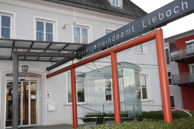 Mittlerweile wurde die schwarze Fahne vor dem Gemeindeamt wieder entfernt. | Foto: Edith Ertl