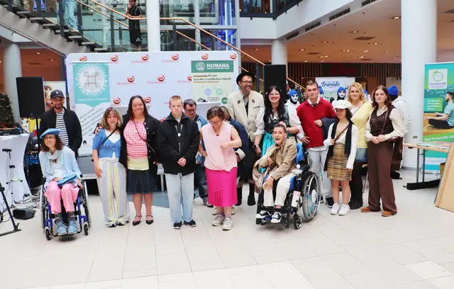 Menschen mit und ohne Behinderung führten Mode am Laufsteg vor. | Foto: Edith Ertl