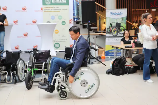 LR Hannes Amesbauer beim Rollstuhl-Parcours | Foto: Edith Ertl