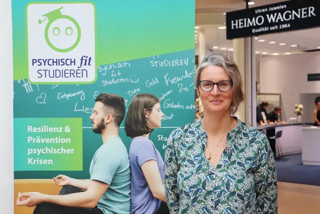 Evelin Konrad am Stand von PSYCHISCH fit STUDIEREN | Foto: Edith Ertl