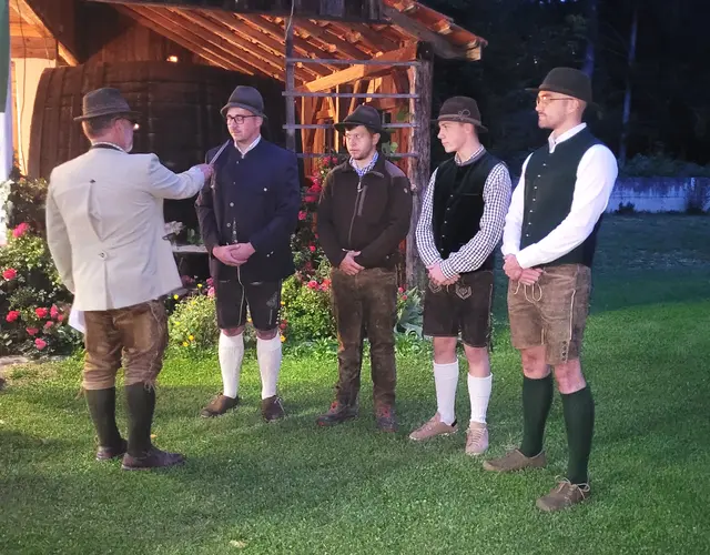 Jungjägerschlagen in Bad Hall: Martin Mairpeter, Marc Oberreither, Leon Renezeder, Michael Hubinger und Bezirksjägermeister Rudolf Kern.