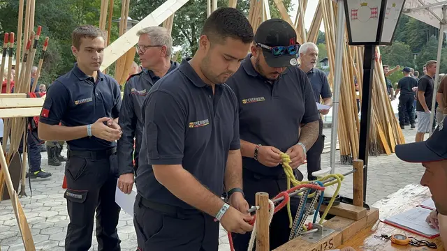 Das Team der Freiwilligen Feuerwehr Loipersdorf-Kitzladen bei der Station "Seilknoten".  | Foto: Lisa Stöckl