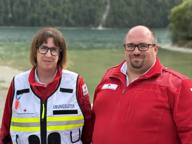 Nina Dessertori, Chefin des Stabes, mit Rot-Kreuz-Bezirkskommandant Bertram Schedler. | Foto: MeinBezirk/Günther Reichel