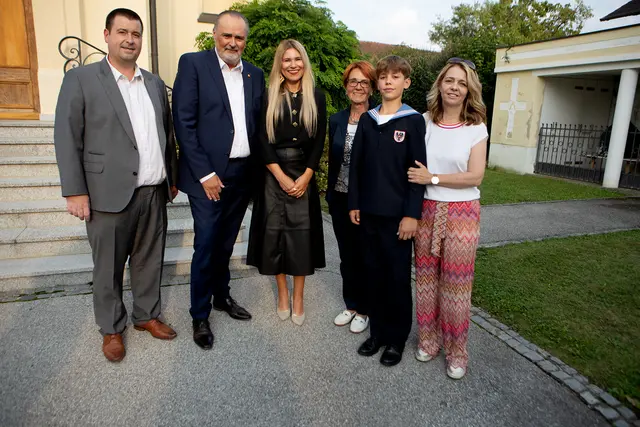 Bürgermeister Marc Hoppel, Landeshauptmann Hans Peter Doskozil, mit Gattin Julia gratulierten Sängerknabe Lorenz Horvath, in Begleitung seiner Großmutter Gertrude Wunderl und Mutter Sandra Horvath, zum erfolgreichen Auftritt in der Pfarrkirche Grafenschachen.  | Foto: Landesmedienservice