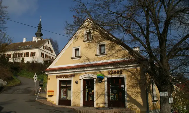 Das alte Raika-Gebäude, das seit 2022 im Eigentum der Gemeinde steht, soll saniert und zum Gemeindeamt umgebaut werden. Die SPÖ ist dagegen, die ÖVP dafür. | Foto: Martin Wurglits