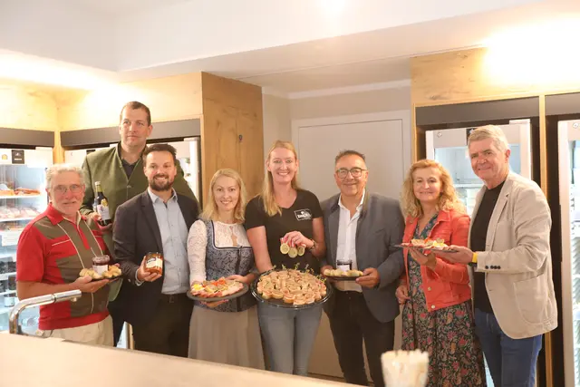 von links: Josef Alkin (Vzbgm. St. Pantaleon-Erla), Hubert Mayrhofer (Kaltenleitnergut Enns), Michael Strasser Bgm. Haidershofen), Martina Unterberger (Genusshof Unterberger Stadt Haag), Martina Payrleitner (Fishlovers Weistrach), Karl Tröbinger und Gabriele Kammerhuber (Verein Heimvorteil), Karl Huber Bgm. Ernsthofen