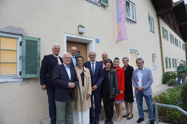Zahlreiche prominente Gäste würdigten bei der Ausstellung "Mir ist die Martinswand ins Gesicht geschrieben" dem Schaffen der Kemater Künstlerin Renate Krauss.  | Foto: AMG