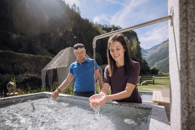 Die wohltuende Wirkung des Wassers lässt sich in Form von Hand- und Fußbädern erfahren. | Foto: Ötztal Tourismus/Müller
