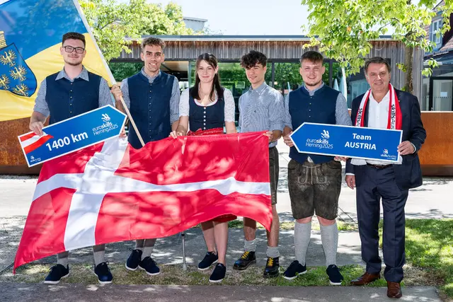  V.l.: Raphael Beutel, Raphael Gremmel, Sara Sinhuber, David Herzina-Rusch, Lukas Miedler und Wolfgang Ecker, Präsident der Wirtschaftskammer NÖ. | Foto: Andreas Kraus