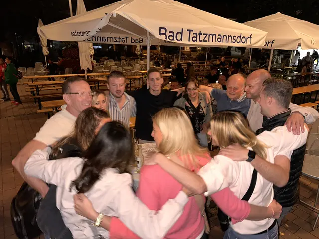 Gemeinsam wurde bis zur späteren Abendstunde geschunkelt und gelacht. | Foto: Lisa Stöckl