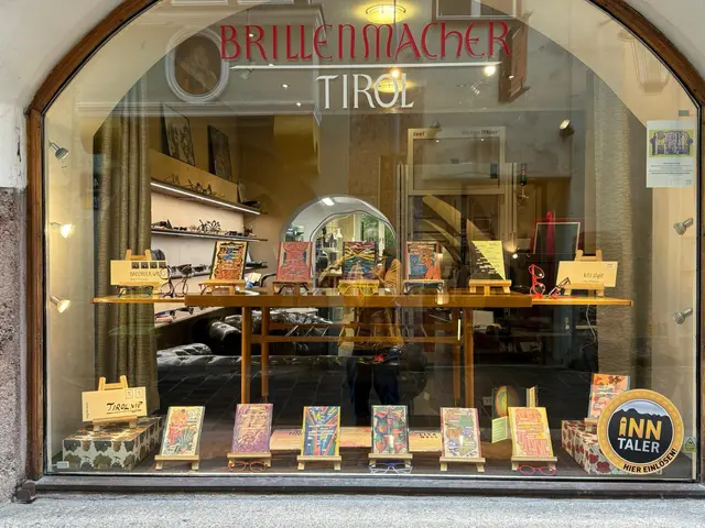 Die drei Domains "innsbruck.games", "kitz.style" und "tirol.vip" hat Martin Durnthaler bewusst für die Ausstellung in der Innsbrucker Altstadt ausgesucht. | Foto: Martin Durnthaler