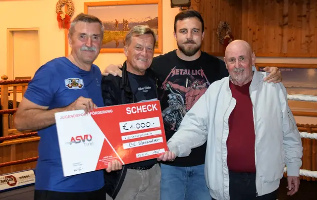 ASVÖ-Jubiläums Scheckübergabe - Sulejman Kubat (BC Steinadler), Josef Geisler (ASVÖ-Tirol Vize-Präsident und TFV-Präsident) und Peter Mitterer Junior und Senior (von li. nach re.). | Foto: Schwaighofer