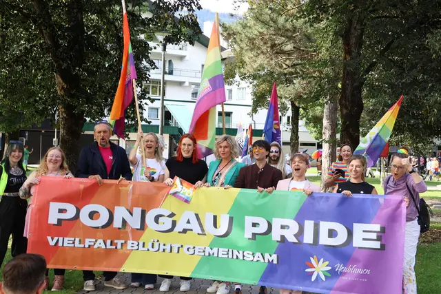 Mit dem Ausruf "Happ Pride" wurde in St. Johann bei der ersten Pongau Pride ein Zeichen für Akzeptanz queerer Menschen in der Gesellschaft gesetzt. | Foto: Agnes Etzer