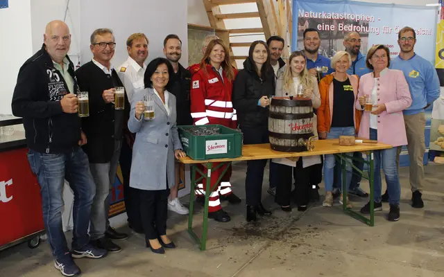 Mit einem zünftigen Bieranstich durch die Ehrengäste begann das Hangarfest des Zivilschutzvereines in Gmünd | Foto: Walter Kellner