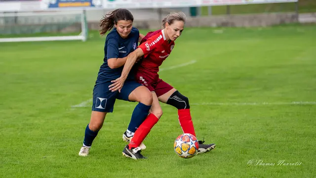 Gertrud Sensoy (rot) wird klar regelwidrig gestoppt – doch der Schiedsrichter verweigerte den offensichtlichen Elfmeter und ließ weiterspielen. Eine Szene, die als Schulungsbeispiel für einen eindeutigen Strafstoß dienen könnte. | Foto: Thomas Navratil