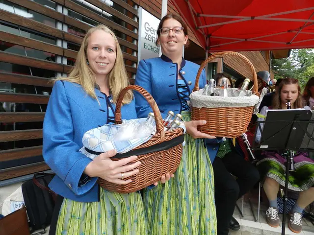Sabrina Svawinski,  Doris Hajek sind mit ihrer Tracht die Visiten karte  des Musikverein Eichgraben- Maria Anzbach | Foto: Heribert Punz
