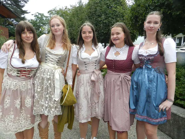  Oliva  Swoboda, Franziska Stadler, Rosa Prantl,Sonja Veit,  Victoria Kyral Fühlen sich in ihren Dirndl gut angezogen | Foto: Heribert Punz