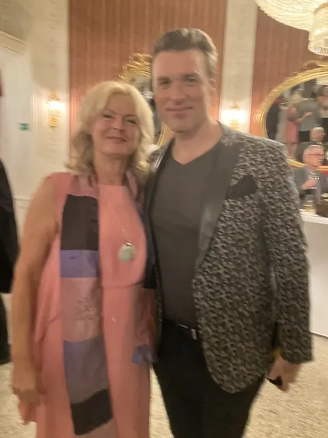 Beate Schwinner lässt sich gerne mit Thomas Weinhappel fotografieren | Foto: Stockmann