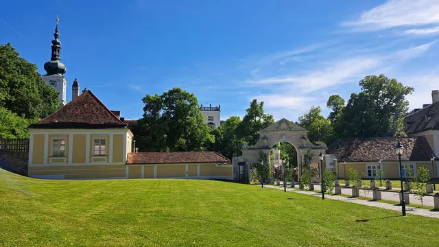 Schräg gegenüber das "Wiener Tor", eines der Eingangstore zum Stift Heiligenkreuz. ... | Foto: © Silvia Plischek