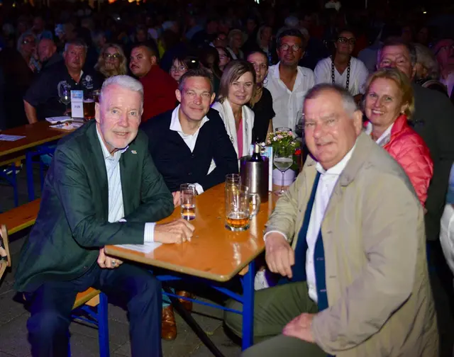 Die Stadtpolitik rund um Bürgermeister Klaus Schneeberger, Philipp Gruber, Sabine Gremel und Franz Dinhobl (gemeisam mit Gattin Martina) feierte drei Tage lang durch. | Foto: Sascha Trimmel